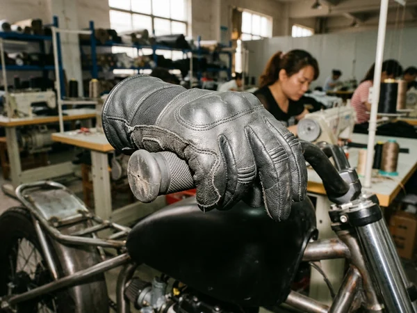 Sample glove closed on a handlebar, fingers not bunching